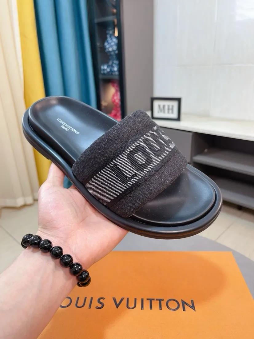 Ex-factory price 360🌹🌹 (lv-Louis Vuitton) New men's slippers, high-end boutique, exquisite embossed logo decoration on the upper, fine workmanship, super soft soles, casual, loose and comfortable, a must-have in summer! \nsize：38-44
